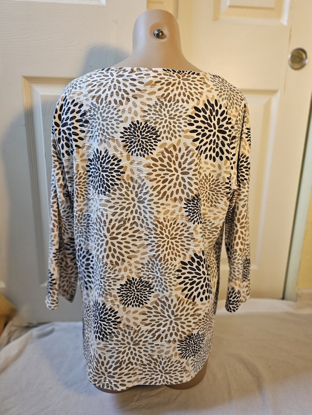 Emily Daniels XL Abstract Floral Burst Stretch Top NWT Neutral 3/4 Sleeve Blouse - Picture 3 of 9